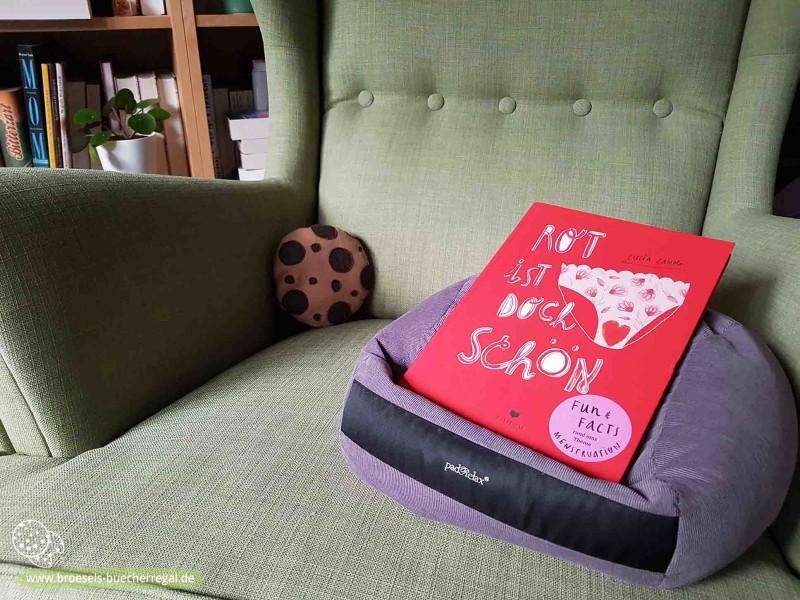 Buch Rot ist doch schön liegt auf einem grauen padrelax Kissen auf einem Lesesessel